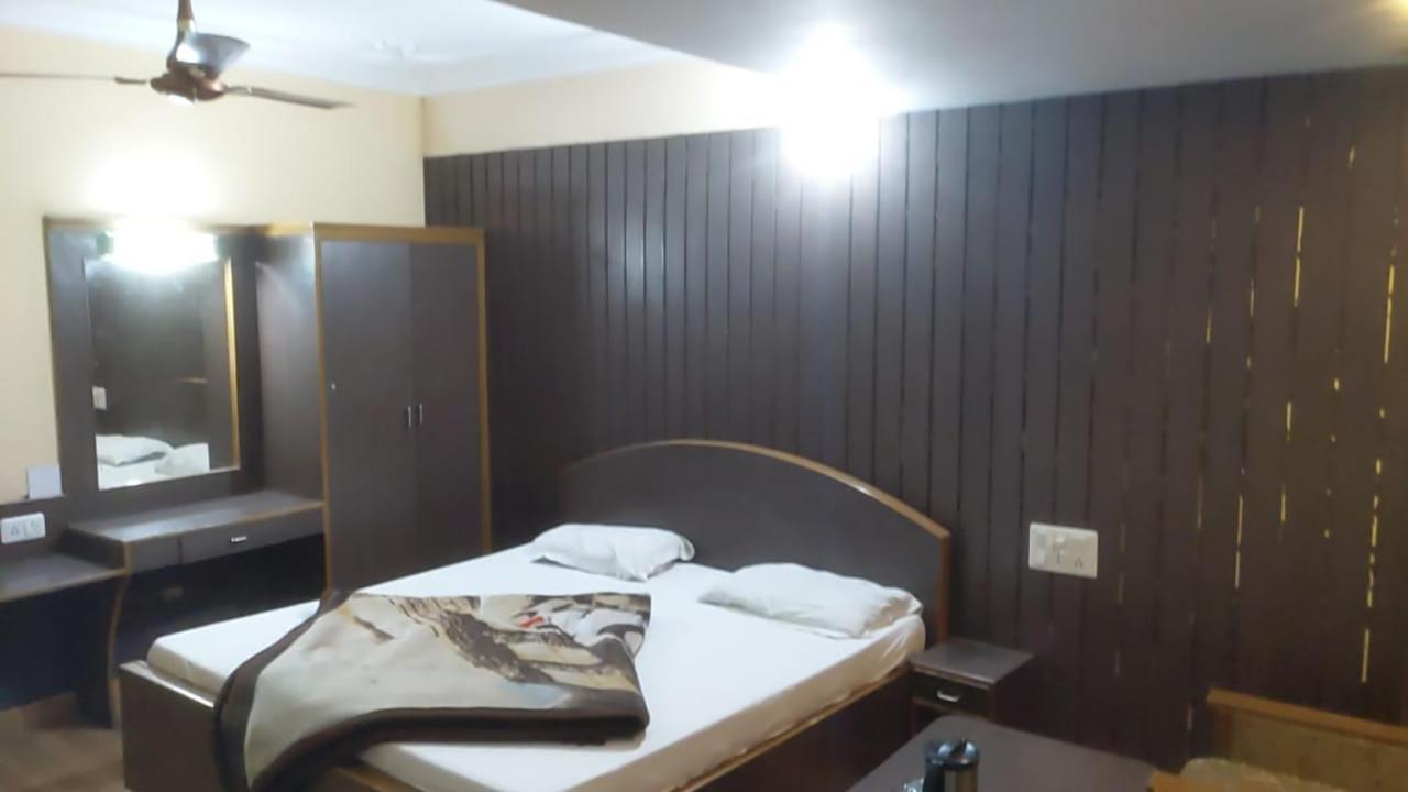 Hotel Raj Deluxe Haridwār Eksteriør bilde